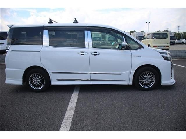 TOYOTA VOXY HYBRID 2017