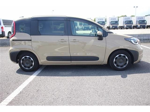 TOYOTA SIENTA HYBRID 2023