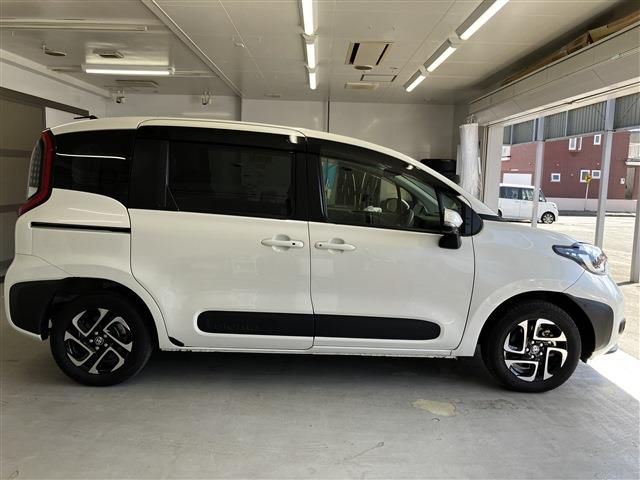 TOYOTA SIENTA HYBRID 2023
