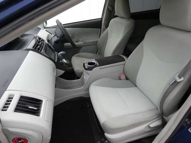 TOYOTA PRIUS Alpha 2012