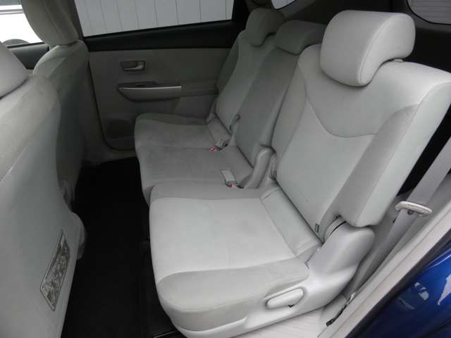 TOYOTA PRIUS Alpha 2012