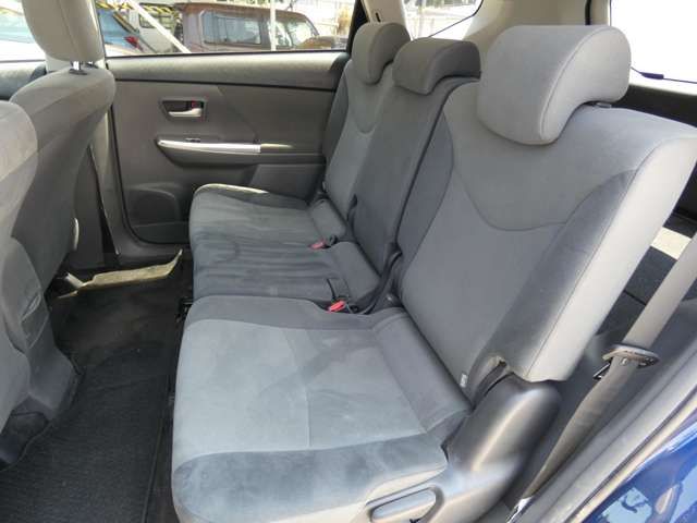 TOYOTA PRIUS Alpha 2012