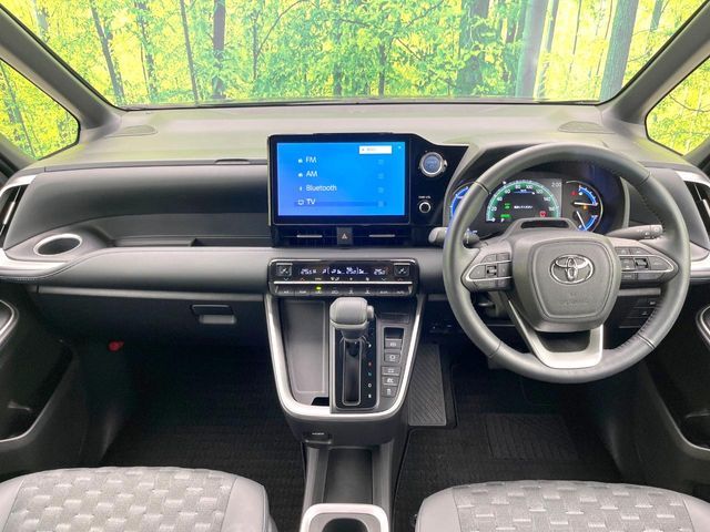 TOYOTA VOXY HYBRID 2022