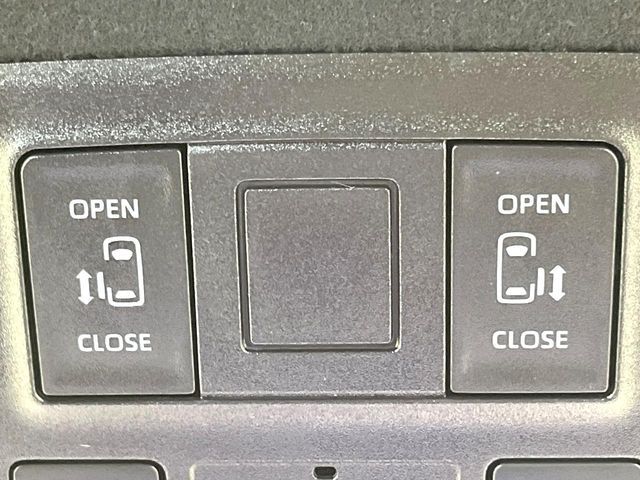 TOYOTA VOXY HYBRID 2022