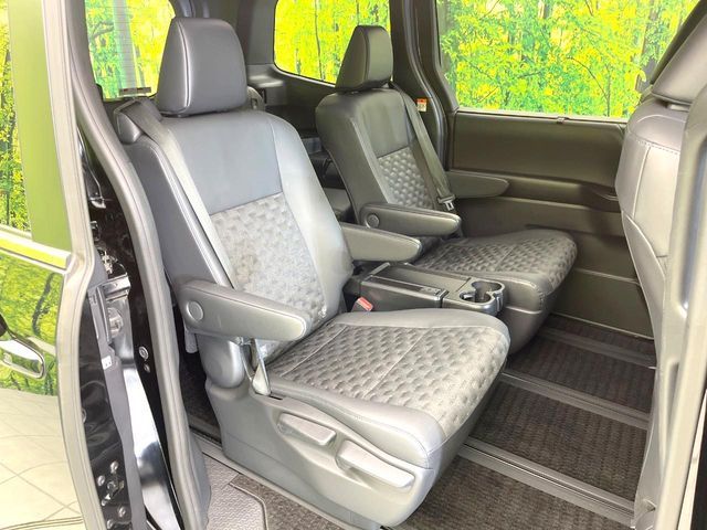 TOYOTA VOXY HYBRID 2022