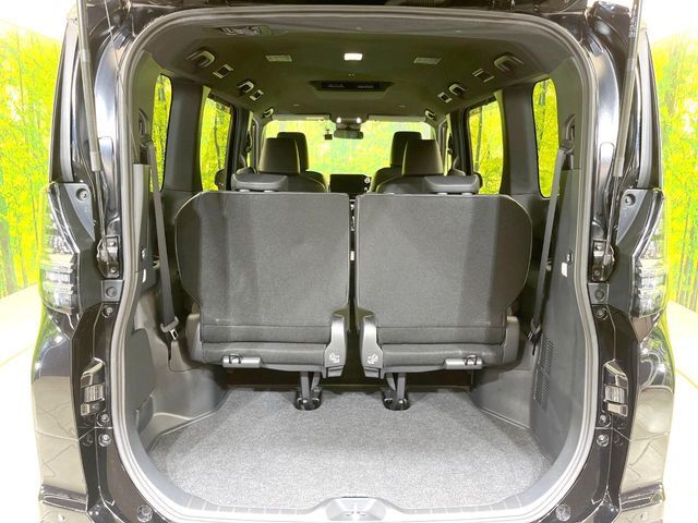 TOYOTA VOXY HYBRID 2022