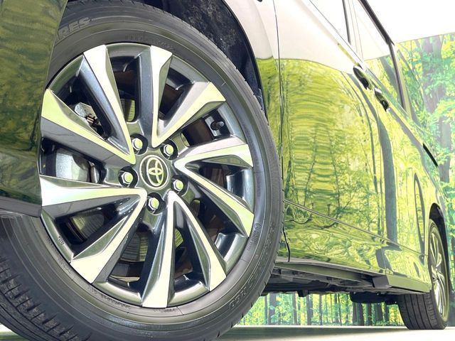 TOYOTA VOXY HYBRID 2022