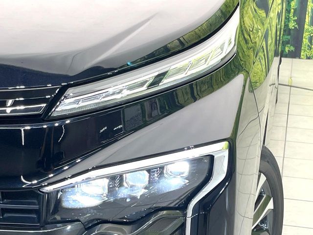 TOYOTA VOXY HYBRID 2022