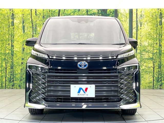 TOYOTA VOXY HYBRID 2022