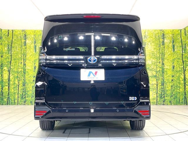 TOYOTA VOXY HYBRID 2022