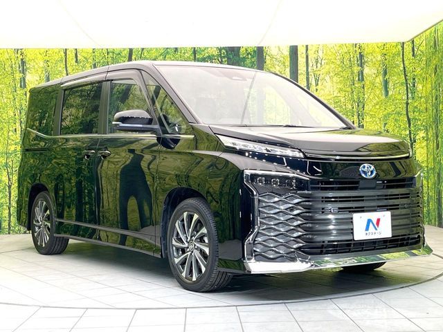 TOYOTA VOXY HYBRID 2022