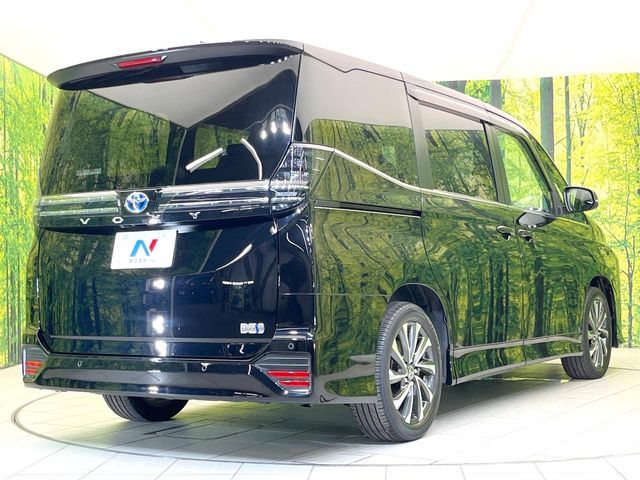 TOYOTA VOXY HYBRID 2022