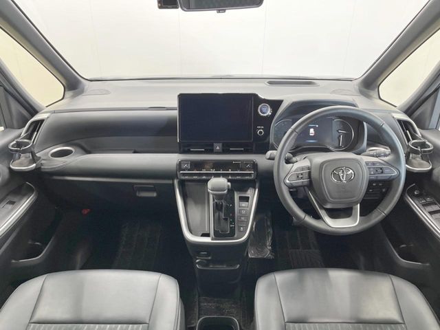 TOYOTA NOAH 4WD 2023