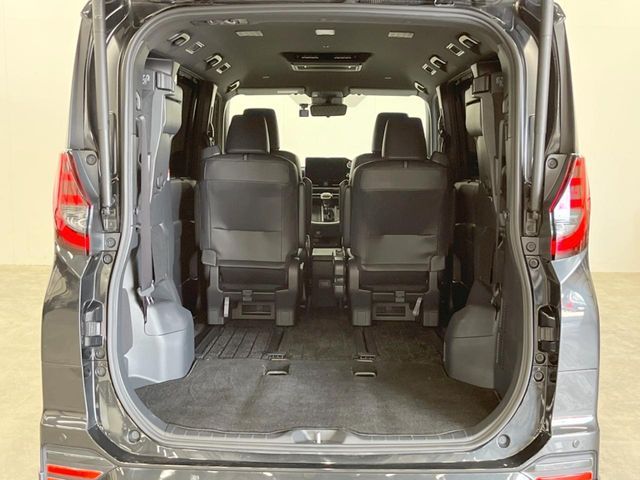 TOYOTA NOAH 4WD 2023