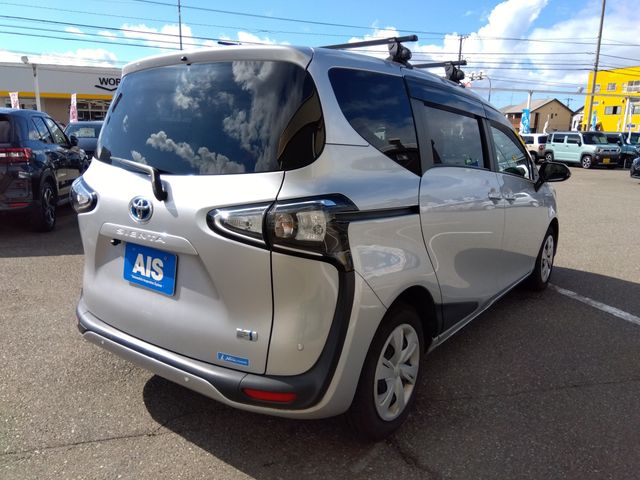 TOYOTA SIENTA HYBRID 2022