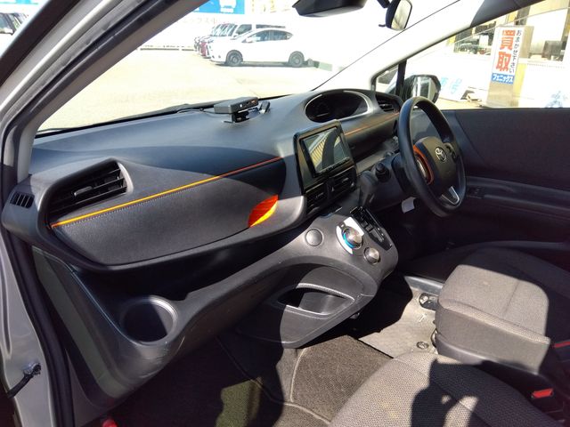 TOYOTA SIENTA HYBRID 2022