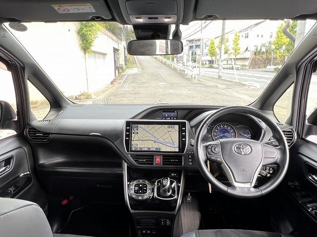 TOYOTA VOXY HYBRID 2021