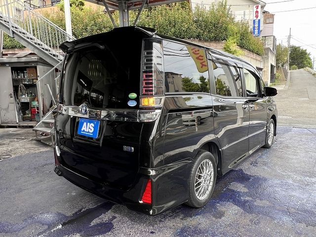 TOYOTA VOXY HYBRID 2021