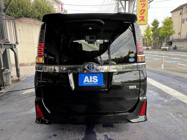 TOYOTA VOXY HYBRID 2021