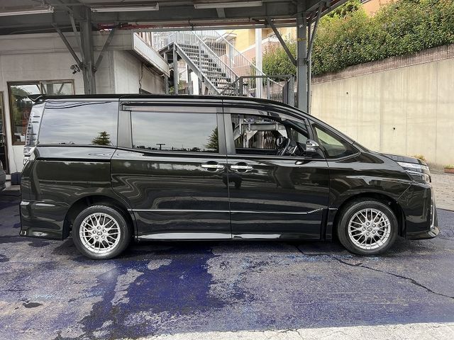 TOYOTA VOXY HYBRID 2021