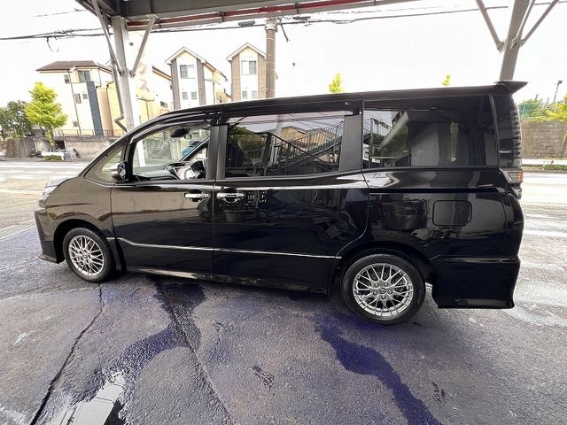 TOYOTA VOXY HYBRID 2021