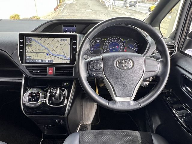 TOYOTA VOXY HYBRID 2021