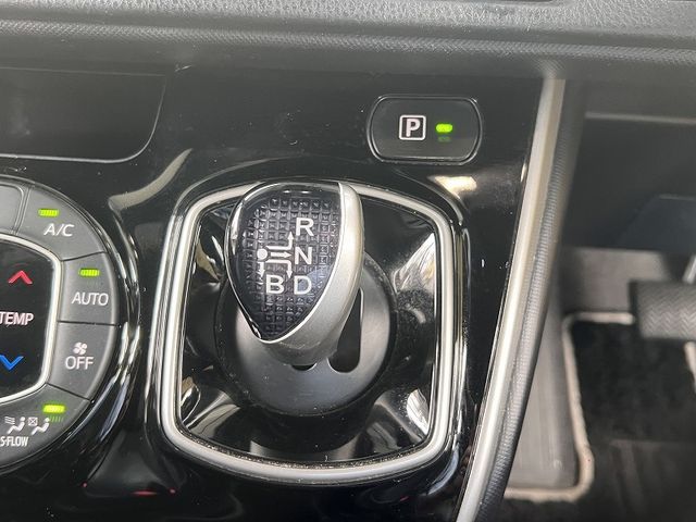 TOYOTA VOXY HYBRID 2021