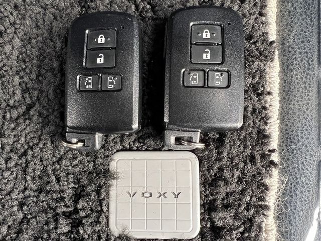 TOYOTA VOXY HYBRID 2021