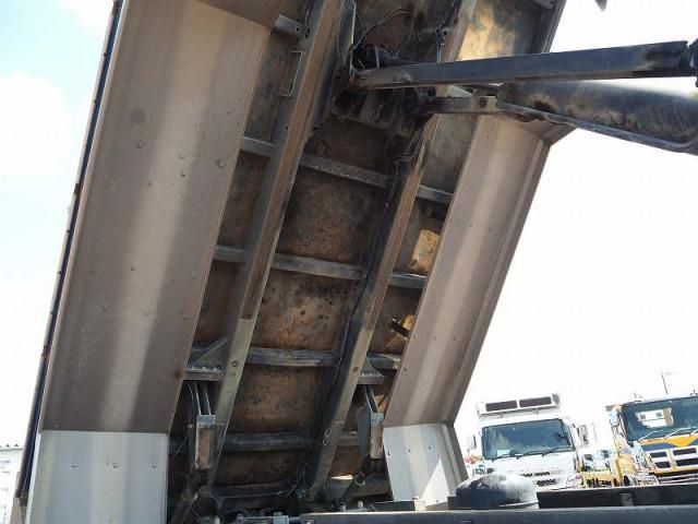 MITSUBISHI FUSOU SUPER GREAT 2011