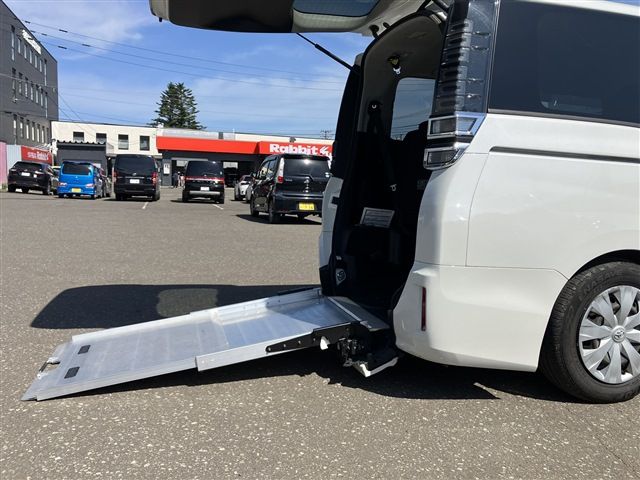 TOYOTA VOXY 4WD 2018