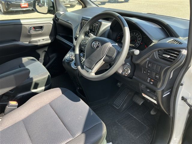 TOYOTA VOXY 4WD 2018