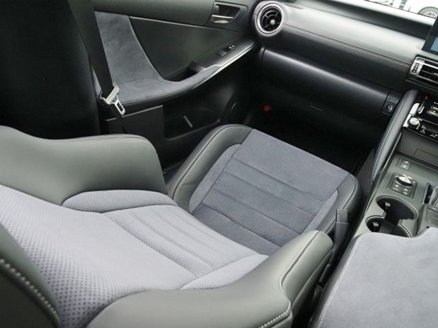 TOYOTA LEXUS IS300h 2022