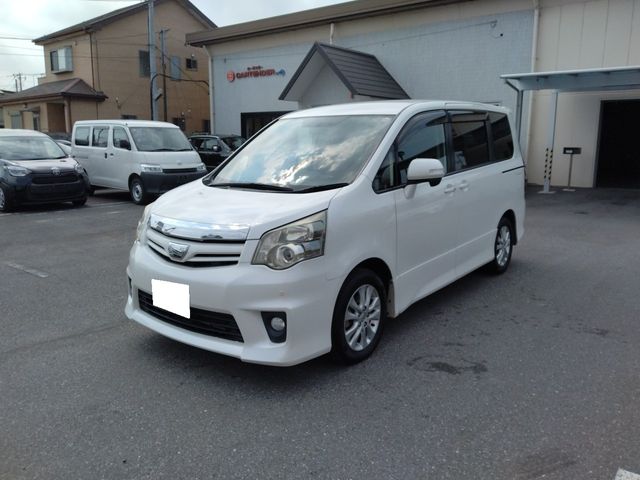 TOYOTA NOAH 2010
