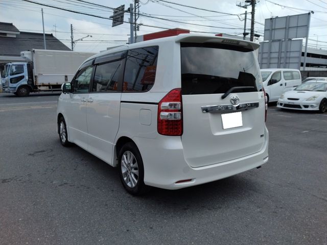TOYOTA NOAH 2010