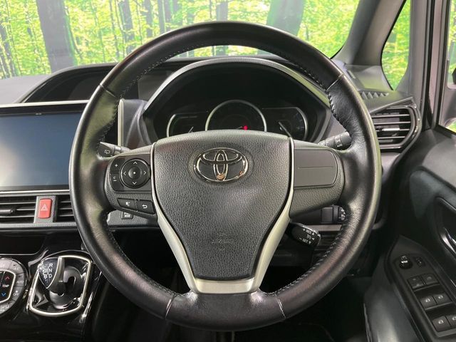 TOYOTA NOAH HYBRID 2017