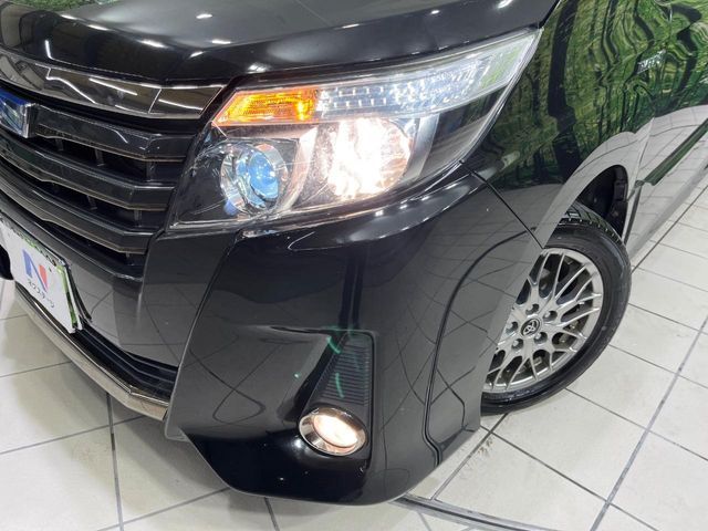 TOYOTA NOAH HYBRID 2017