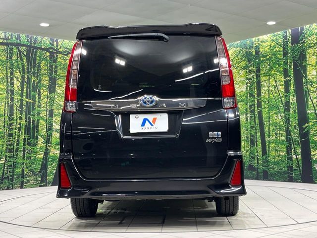 TOYOTA NOAH HYBRID 2017