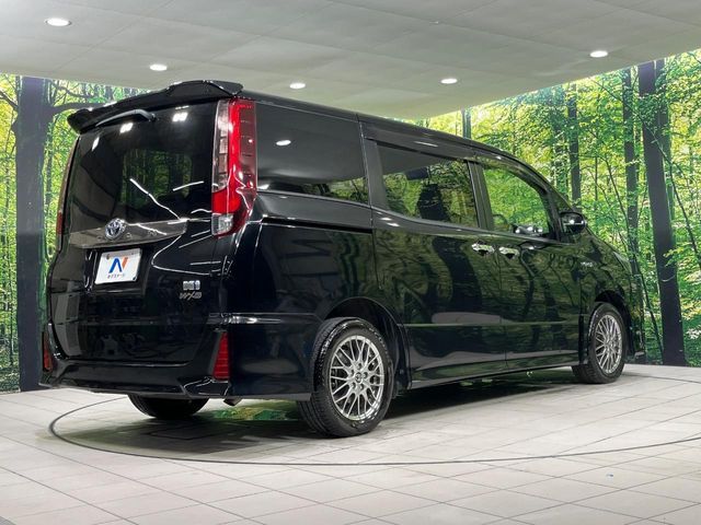 TOYOTA NOAH HYBRID 2017