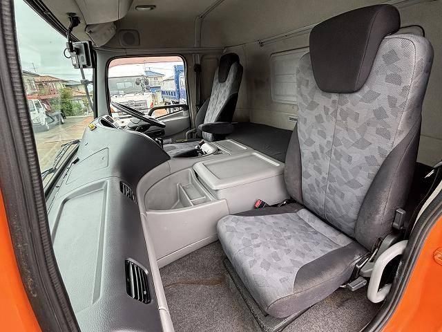 NISSAN DIESEL Quon 2011