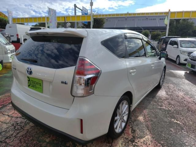 TOYOTA PRIUS Alpha 2015