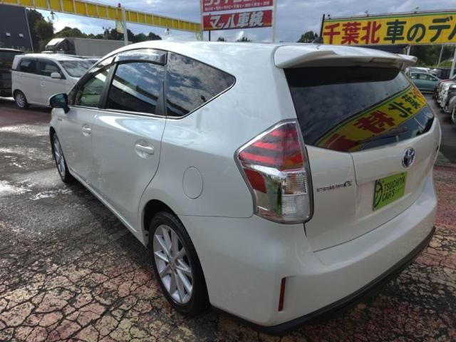 TOYOTA PRIUS Alpha 2015