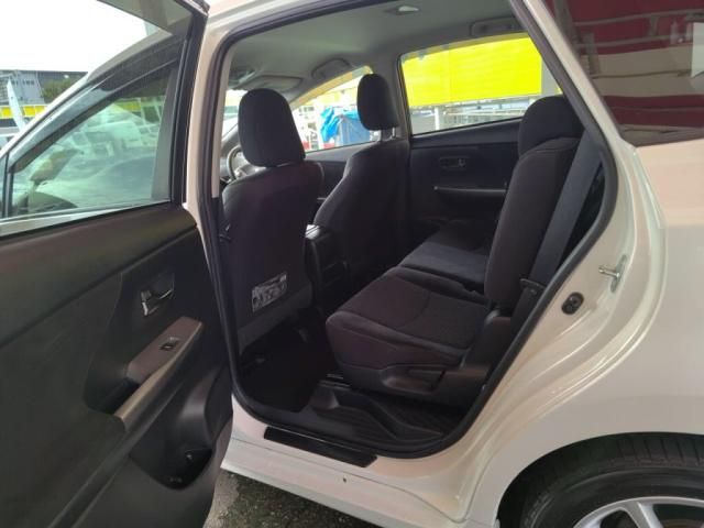 TOYOTA PRIUS Alpha 2015