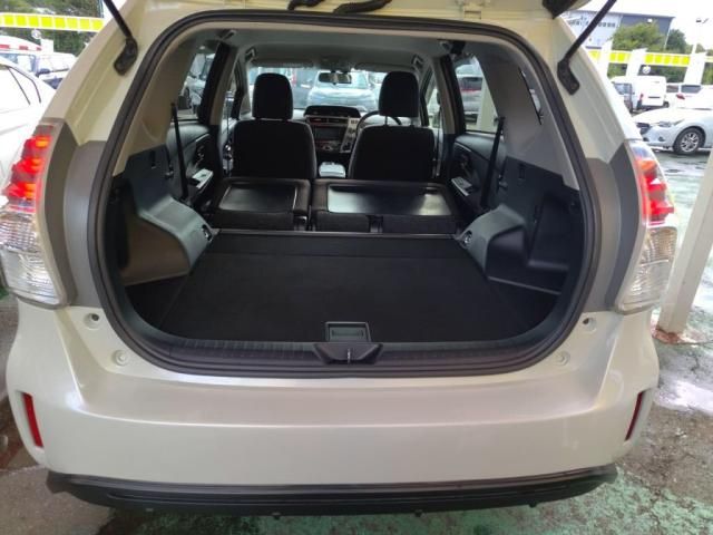 TOYOTA PRIUS Alpha 2015