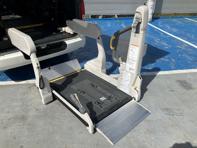 TOYOTA HIACE COMMUTER 4WD 2019