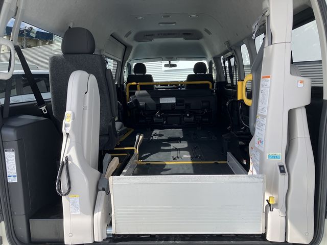 TOYOTA HIACE COMMUTER 4WD 2019