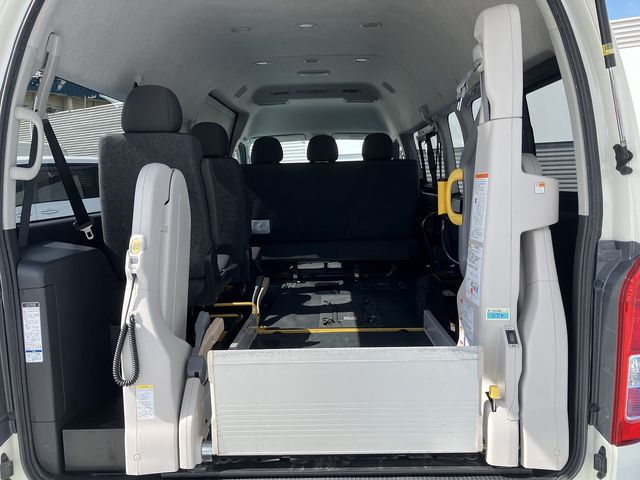 TOYOTA HIACE COMMUTER 4WD 2019