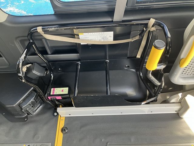 TOYOTA HIACE COMMUTER 4WD 2019