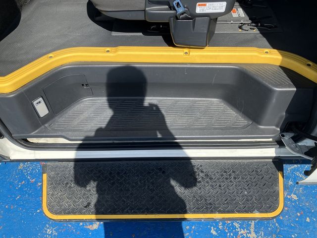 TOYOTA HIACE COMMUTER 4WD 2019