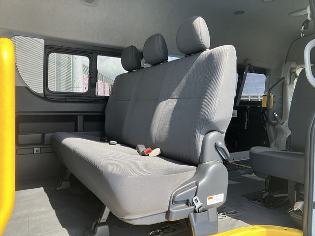 TOYOTA HIACE COMMUTER 4WD 2019