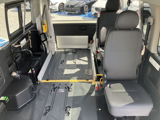 TOYOTA HIACE COMMUTER 4WD 2019